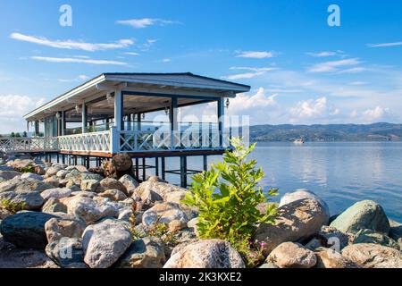 Un petit restaurant en bois construit sur le lac avec une belle vue sur la zone aquatique du lac ​​the. Lac Saparca, Sakarya. Banque D'Images