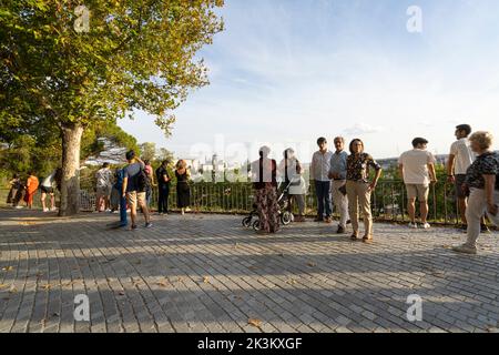 Madrid, Espagne, septembre 2022. Personnes se promenant avec la vue panoramique de la ville depuis le parc du Montana Banque D'Images