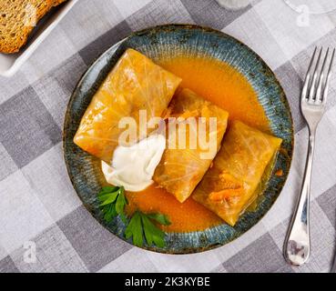 Petits pains de chou farcis servis avec une sauce à la crème Banque D'Images