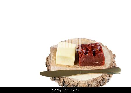 Goyave sucrée avec du fromage sur une planche de bois, à côté d'un fond blanc couteau. Banque D'Images