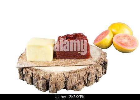 Gros plan de goyave sucré avec du fromage sur une planche de bois, à côté d'un fond fruit White. Banque D'Images