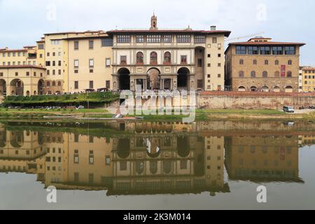 FLORENCE, ITALIE - 13 SEPTEMBRE 2018 : vue sur l'Embankment Medici et la Galerie des Offices. Banque D'Images