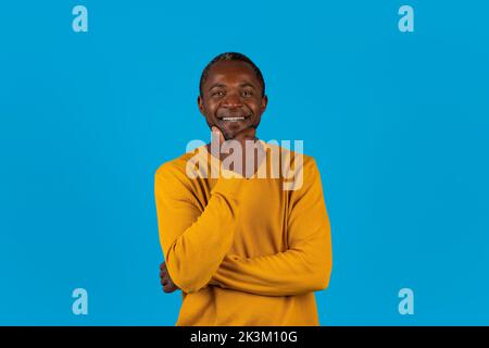 Beau africain américain mature homme posant sur bleu Banque D'Images