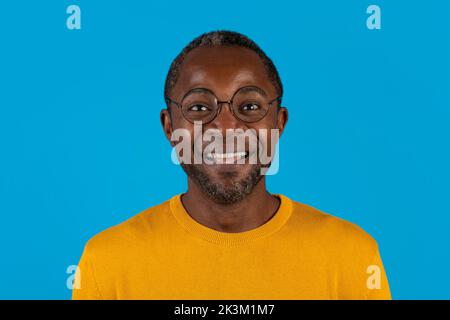 Gros plan d'un homme noir positif portant des lunettes Banque D'Images