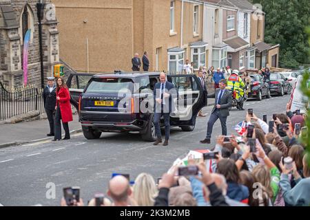 Swansea, Royaume-Uni. 27th septembre 2022. Le Prince William et Catherine Princess du pays de Galles lors de leur visite à Swansea cet après-midi. La paire royale a visité l'église St Thomas à Swansea qui soutient les gens dans la région et à travers Swansea. Credit: Phil Rees/Alamy Live News Banque D'Images