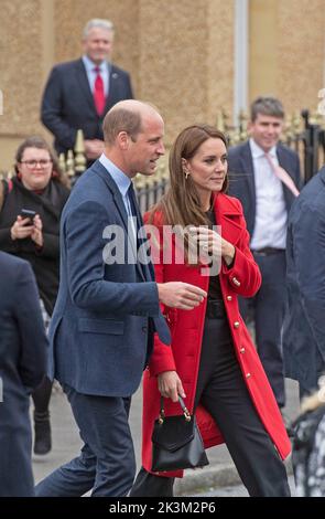 Swansea, Royaume-Uni. 27th septembre 2022. Le Prince William et Catherine Princess du pays de Galles lors de leur visite à Swansea cet après-midi. La paire royale a visité l'église St Thomas à Swansea qui soutient les gens dans la région et à travers Swansea. Credit: Phil Rees/Alamy Live News Banque D'Images