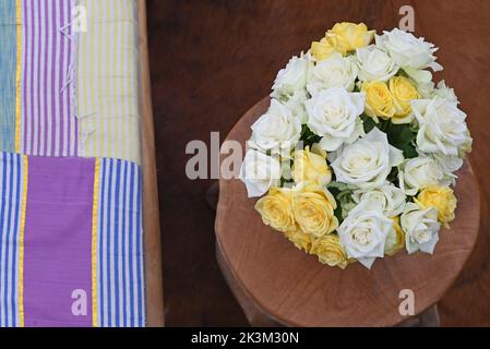 Roses dans une variété de couleurs mélangées. Banque D'Images