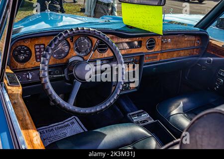 Daytona Beach, FL - 28 novembre 2020: Vue intérieure d'une corniche Rolls-Royce 1981 convertible à un salon de voiture local. Banque D'Images