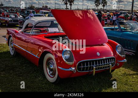 Daytona Beach, FL - 28 novembre 2020 : vue du coin avant d'une Corvette cabriolet 1955 de Chevrolet lors d'un salon de voiture local. Banque D'Images