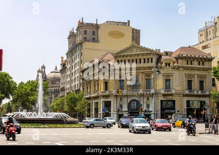 Le Théâtre Comedia et le cinéma avec une fontaine en face de celui-ci à Barcelone, Catalogne, Espagne. Banque D'Images