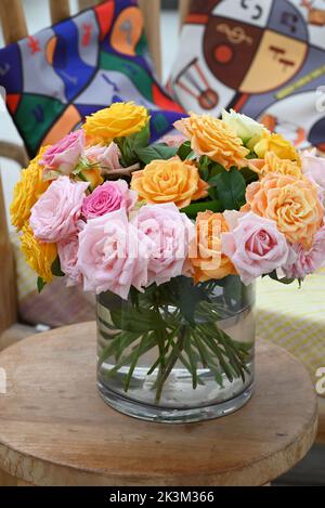 Roses dans une variété de couleurs mélangées. Banque D'Images