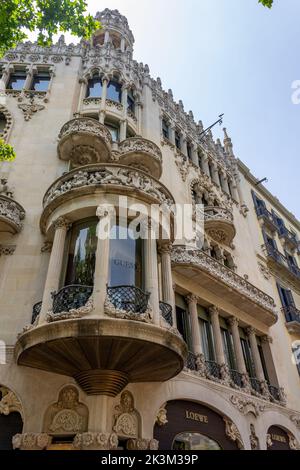 Une verticale de la Casa Lleo Morera dans l'avenue Passeig de Gracia, Barcelone, Catalogne, Espagne. Banque D'Images