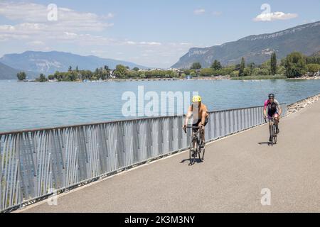 Vélo autour du Lac du Bourget, Aix-les-bains, Savoie, France Banque D'Images