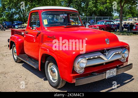 Falcon Heights, MN - 18 juin 2022 : vue d'angle avant à haute perspective d'un pick-up Ford F100 1955 lors d'un salon de voiture local. Banque D'Images