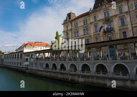 Ljubljana, Slovénie - 3 septembre 2022. L'arcade historique Adamic-Lundrovo Nabrezje dans le centre de Ljubljana, en Slovénie Banque D'Images