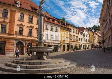 Ljubljana, Slovénie - septembre 4 2022. La pittoresque rue Gornji Trg dans la vieille ville de Ljubljana. Herkulov Vodnjak, ou Hercules Fountain Center Banque D'Images