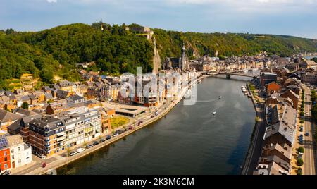 Vue aérienne de Dinant sur la Meuse avec la Collégiale et le château fort, Belgique Banque D'Images