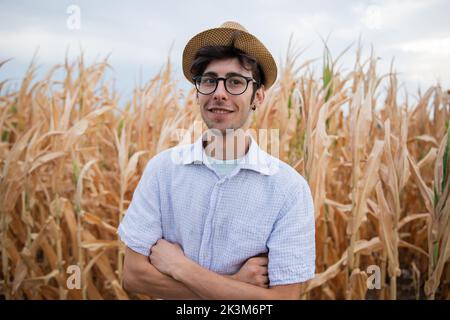 Le cultivateur de maïs désolat dans son champ dévasté par la sécheresse. Changement climatique. Banque D'Images