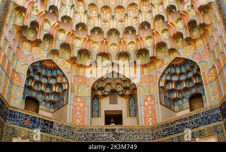 Œuvre d'art en mosaïque unique à l'intérieur de la Madrasah Abdulaziz-Khan dans le Boukhara Banque D'Images