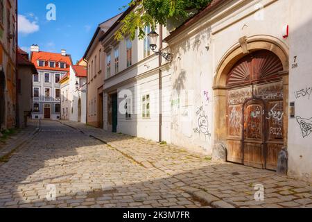 bratislava, slovaquie - 16 octobre 2019 : rues pavées étroites de la vieille ville. vacances européennes en automne. belle architecture sur un soleil Banque D'Images