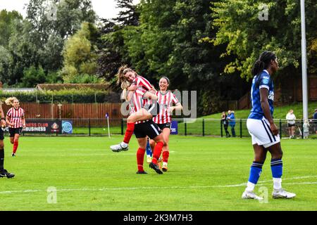 Emily Scarr, AFC de Sunderland, célèbre le but d'ouverture contre Charlton Athletic Women avec son coéquipier Abby Holmes. Banque D'Images