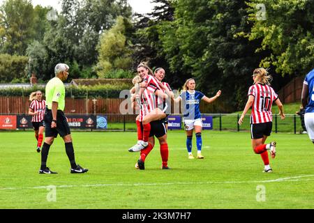 Emily Scarr, AFC de Sunderland, célèbre le but d'ouverture contre Charlton Athletic Women avec son coéquipier Abby Holmes. Banque D'Images