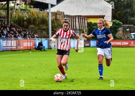 Sunderland les femmes en avant Emily Scarr se déchaînent de Charlton Athletic Kiera Skeels pour femmes. Banque D'Images