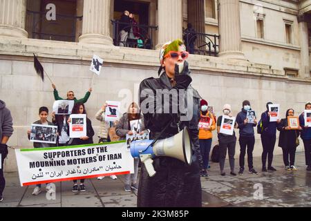 Londres, Royaume-Uni. 27th septembre 2022. Les manifestants continuent de se rassembler sur Trafalgar Square en réponse à la mort de Mahsa Amini, qui est mort en détention provisoire en Iran après avoir été détenu pour ne pas avoir porté de foulard (hijab) « correctement » en public. Credit: Vuk Valcic/Alamy Live News Banque D'Images