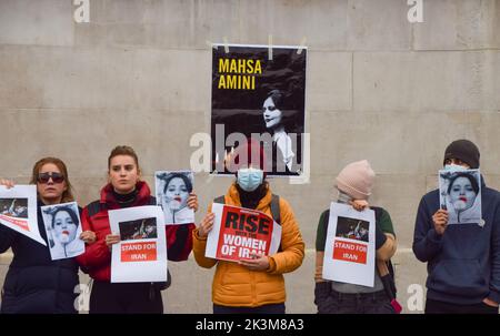 Londres, Royaume-Uni. 27th septembre 2022. Les manifestants continuent de se rassembler sur Trafalgar Square en réponse à la mort de Mahsa Amini, qui est mort en détention provisoire en Iran après avoir été détenu pour ne pas avoir porté de foulard (hijab) « correctement » en public. Credit: Vuk Valcic/Alamy Live News Banque D'Images