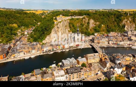 Vue aérienne de Dinant sur la Meuse avec la Collégiale et le château fort, Belgique Banque D'Images