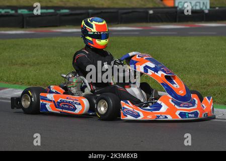 Oscar Piastri est un pilote de course australien qui va remplacer son compatriote Daniel Ricciardo à l'équipe McLaren pour la saison 2023 de Formule 1. Il revient ici à ses racines de karting dans le cadre de la préparation de ses débuts en F1. Banque D'Images