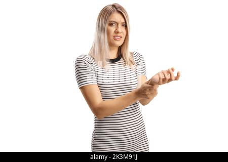 Jeune femme souffrant d'un poignet douloureux isolé sur fond blanc Banque D'Images