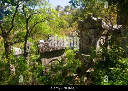 Ruines de tombeaux rocheux à la nécropole unique du Sud-Ouest Termessos ancienne ville Banque D'Images