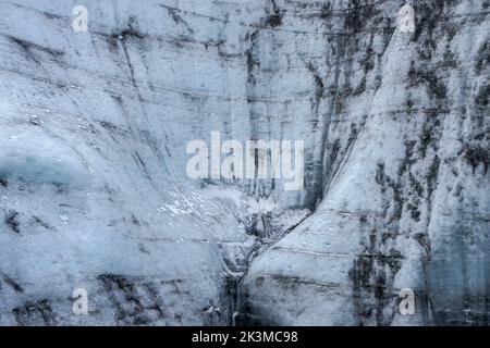 Falaises glaciales inégales de glacier couvertes de neige par temps froid d'hiver dans le parc national de Vatnajokull en Islande Banque D'Images