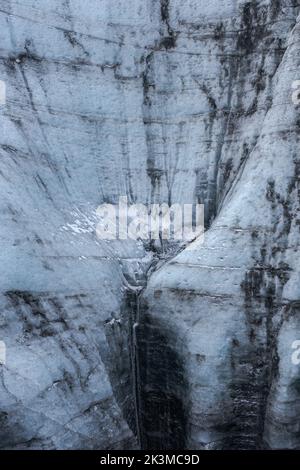 Falaises glaciales inégales de glacier couvertes de neige par temps froid d'hiver dans le parc national de Vatnajokull en Islande Banque D'Images