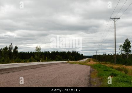 Route de campagne finlandaise vide en été, Otanmäki, Finlande Banque D'Images