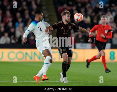 Sheffield, Angleterre, 27th septembre 2022. Levi Colwill, d'Angleterre, se déchue avec Jan Thielmann, d'Allemagne, lors du match international amical à Bramall Lane, Sheffield. Le crédit photo devrait se lire: Andrew Yates / Sportimage Banque D'Images