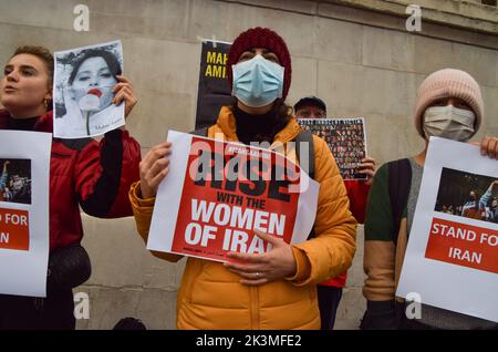 Londres, Royaume-Uni. 27th septembre 2022. Un manifestant tient un écriteau indiquant « Rise with the Women of Iran » lors de la manifestation à Trafalgar Square. Les manifestants continuent de se rassembler à Londres en réponse à la mort de Mahsa Amini, qui est mort en détention provisoire en Iran après avoir été détenu pour ne pas avoir porté un foulard (hijab) « correctement » en public. Crédit : SOPA Images Limited/Alamy Live News Banque D'Images