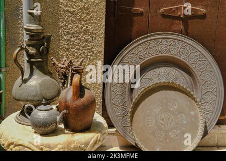 Batterie de cuisine de style arabe dans la boutique de souvenirs de la rue.ustensile traditionnel du Golfe et des pays africains Banque D'Images