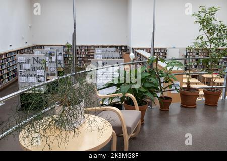 VYBORG, RUSSIE - 28 avril 2022 : bibliothèque nommée d'après Alvaar Aalto. Salle de lecture Banque D'Images