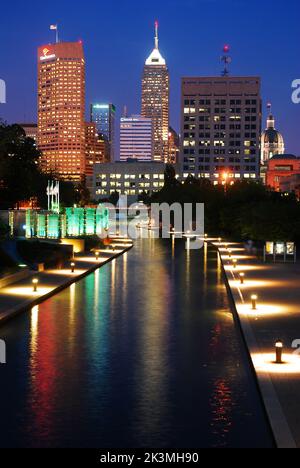 L'horizon d'Indianapolis est illuminé la nuit et se reflète dans les eaux de la ville Canal Walk Banque D'Images