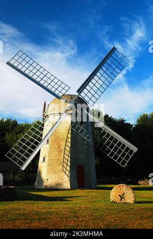 Le moulin à vent historique Jamestown Rhode Island a autrefois alimenté une ferme rurale pour faire de la semoule de maïs, est maintenant un monument historique dans un parc Banque D'Images