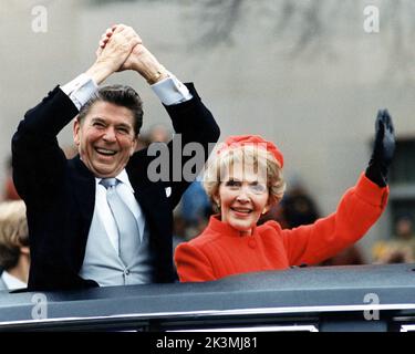 The Reagans forme durant la parade inaugurale le 20 janvier 1981. Banque D'Images