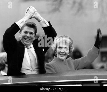 The Reagans forme durant la parade inaugurale le 20 janvier 1981. Banque D'Images