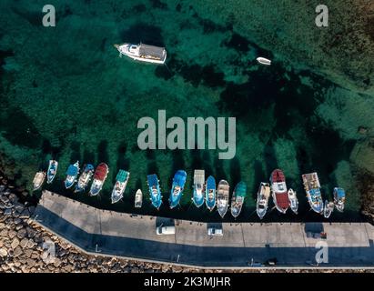 Vue aérienne du port d'Agios Georgios (St Georges), Akamas, région de Paphos, Chypre. Banque D'Images