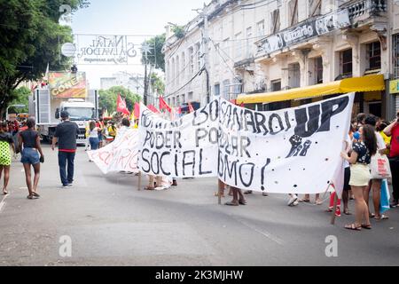 Salvador, Bahia, Brésil - 20 novembre 2021: Les Brésiliens protestent avec des bannières et des affiches avec des mots contre le gouvernement du président Jair Bolsonaro Banque D'Images