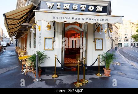 Situé dans le 16th arrondissement de Paris, dans le très célèbre quartier des champs Elysées, le Sir Winston est le plus ancien pub britannique de la capitale. Banque D'Images