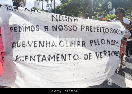 Salvador, Bahia, Brésil - 20 novembre 2021: Les Brésiliens protestent avec des bannières et des affiches avec des mots contre le gouvernement du président Jair Bolsonaro Banque D'Images