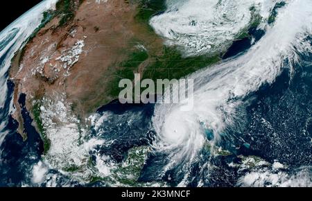 MODIS NOAA, orbite terrestre. 27th septembre 2022. MODIS NOAA, ORBITE TERRESTRE. 27 septembre 2022. Une vision nationale de l'ouragan Ian qui se déplace dans le golfe du Mexique vers la côte ouest de la Floride et qui devrait se renforcer en une tempête dangereuse de catégorie 4 lorsqu'il se déplace dans les eaux chaudes du golfe du Mexique, vu du satellite GEOS NOAA, 27 septembre 2022 dans l'orbite de la Terre. Credit: Planetpix/Alamy Live News Banque D'Images