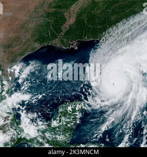 MODIS NOAA, orbite terrestre. 27th septembre 2022. MODIS NOAA, ORBITE TERRESTRE. 27 septembre 2022. Un mur d'oeil distinct de l'ouragan Ian qui se déplace dans le golfe du Mexique vers la côte ouest de la Floride et qui devrait se renforcer en une tempête dangereuse de catégorie 4 lorsqu'il se déplace dans les eaux chaudes du golfe du Mexique, vu du satellite GEOS NOAA, 27 septembre 2022 dans l'orbite de la Terre. Credit: Planetpix/Alamy Live News Banque D'Images